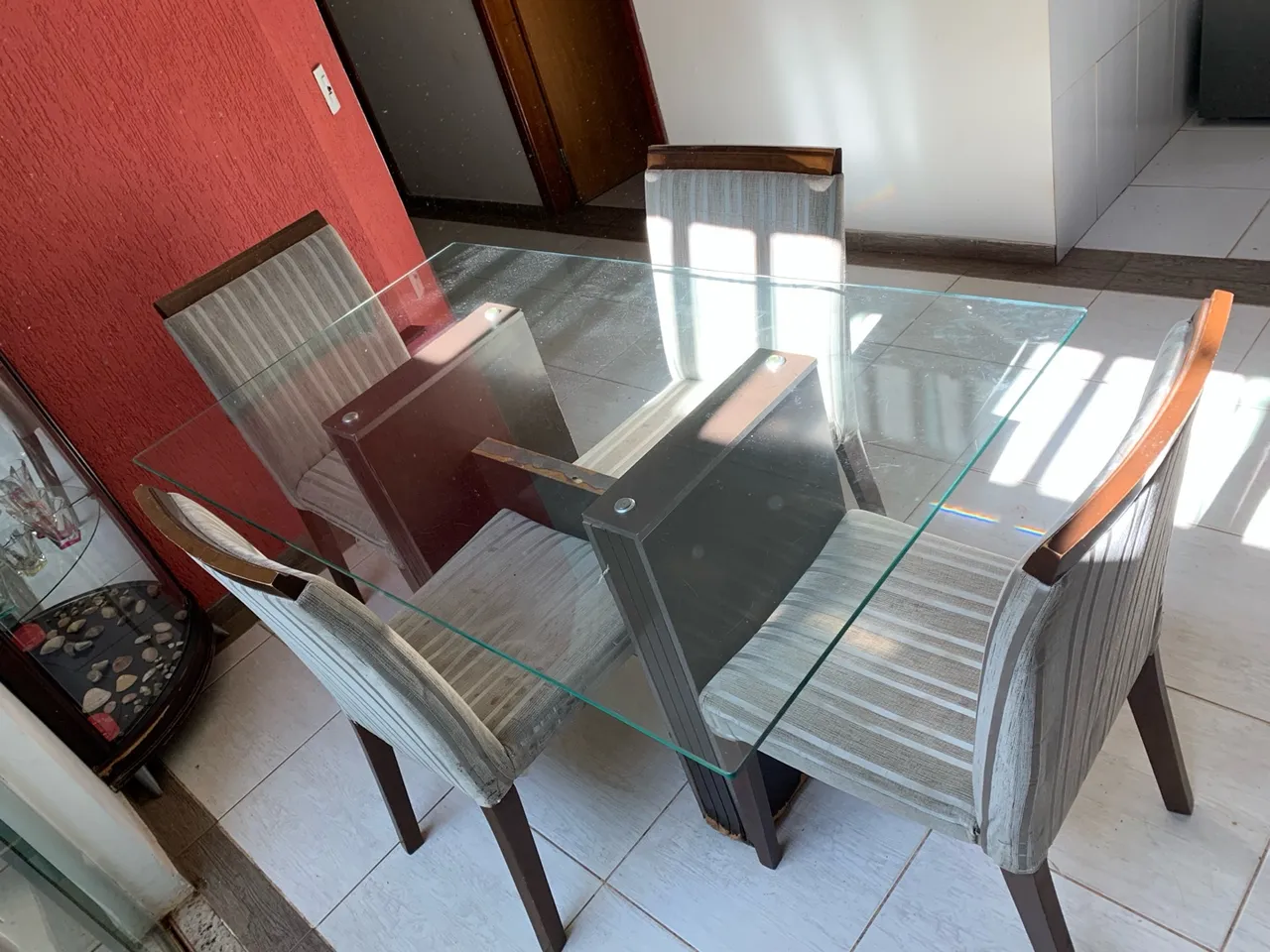 Mesa de Jantar com 4 Cadeiras (1,5m x 0,9m)