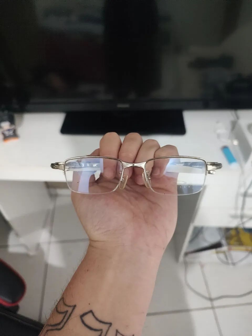 óculos de descanso Oakley.