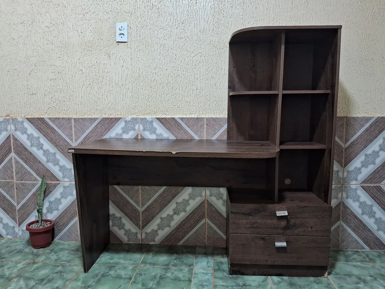 Escrivaninha Permolini com estante integrada e 2 gaveteiros MDP