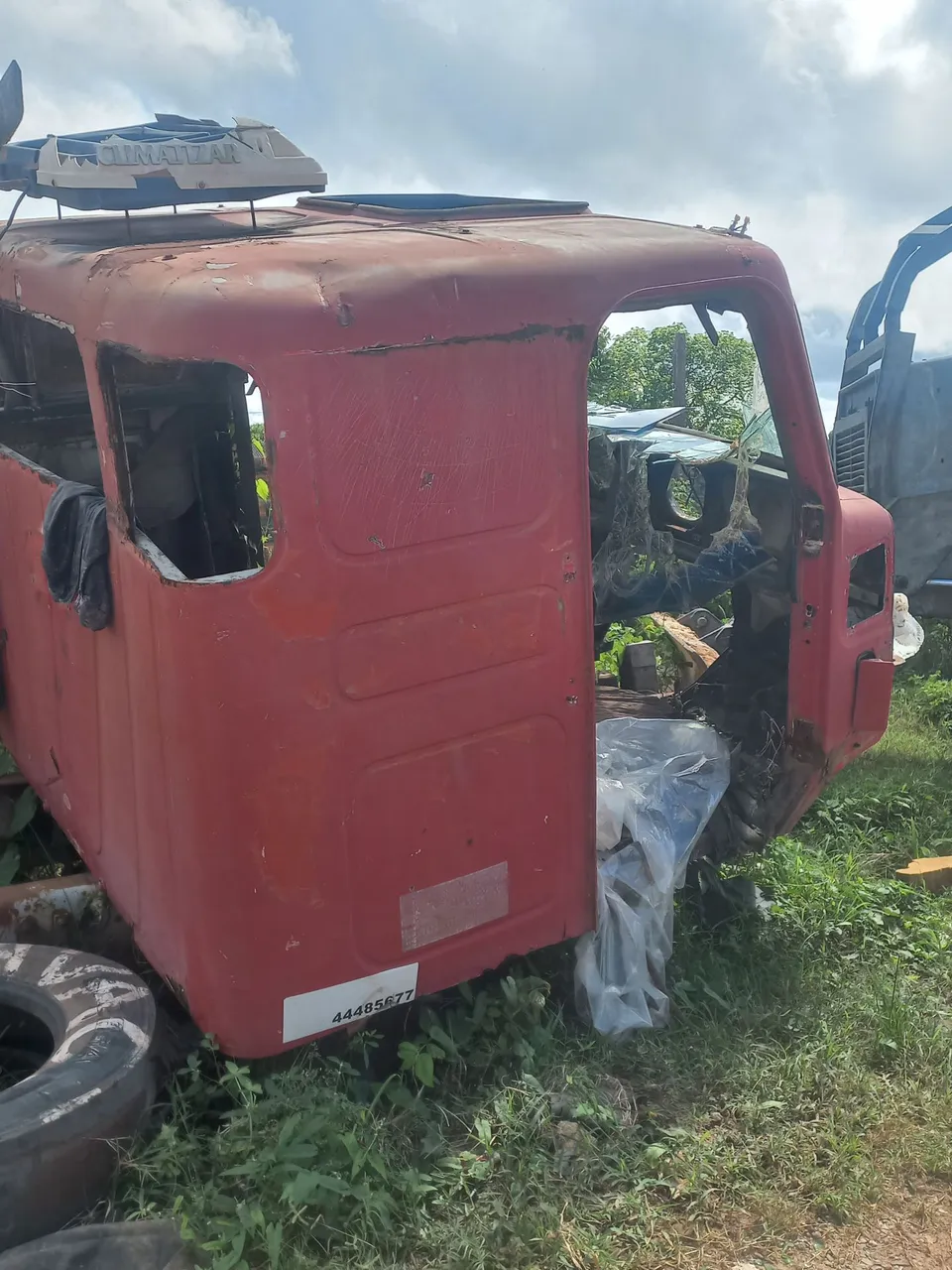 Cabine de Caminhão Vermelha Volvo 340- Peça para Reparo