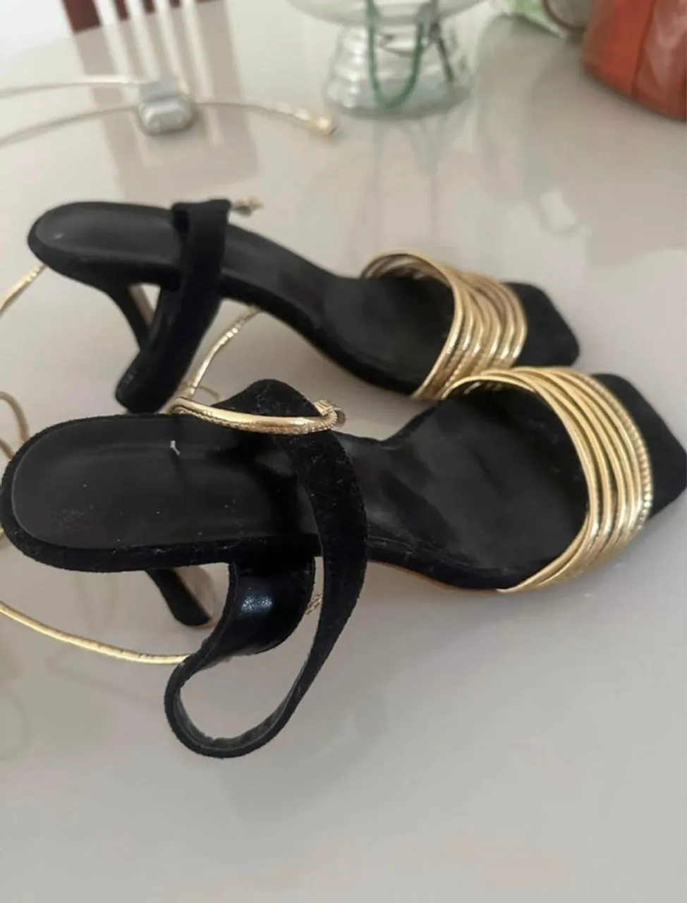 Sandália preta com detalhes dourados