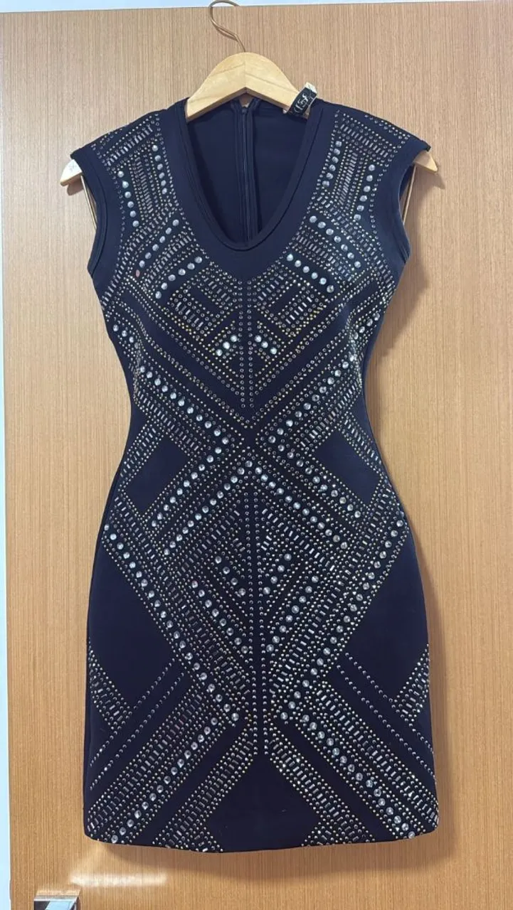 Vestido Preto com Detalhes em Pedraria Lança Perfume
