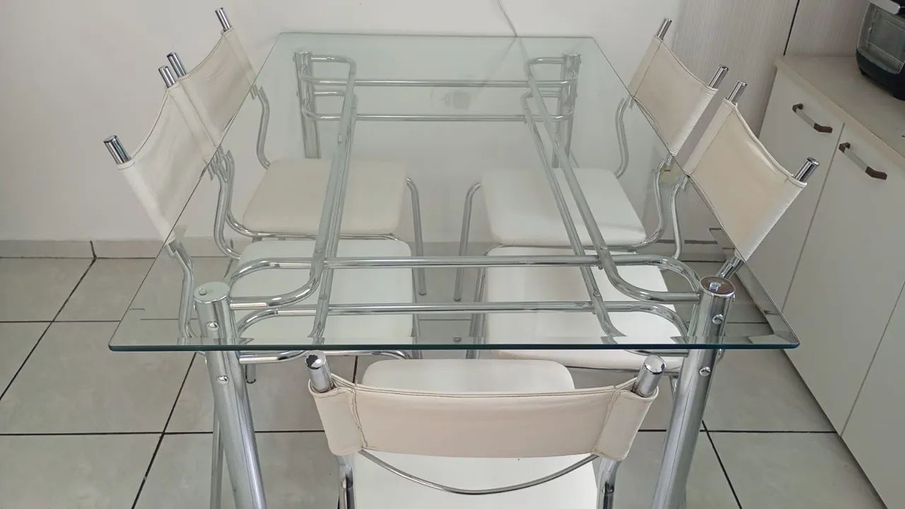 Mesa sem as cadeiras 