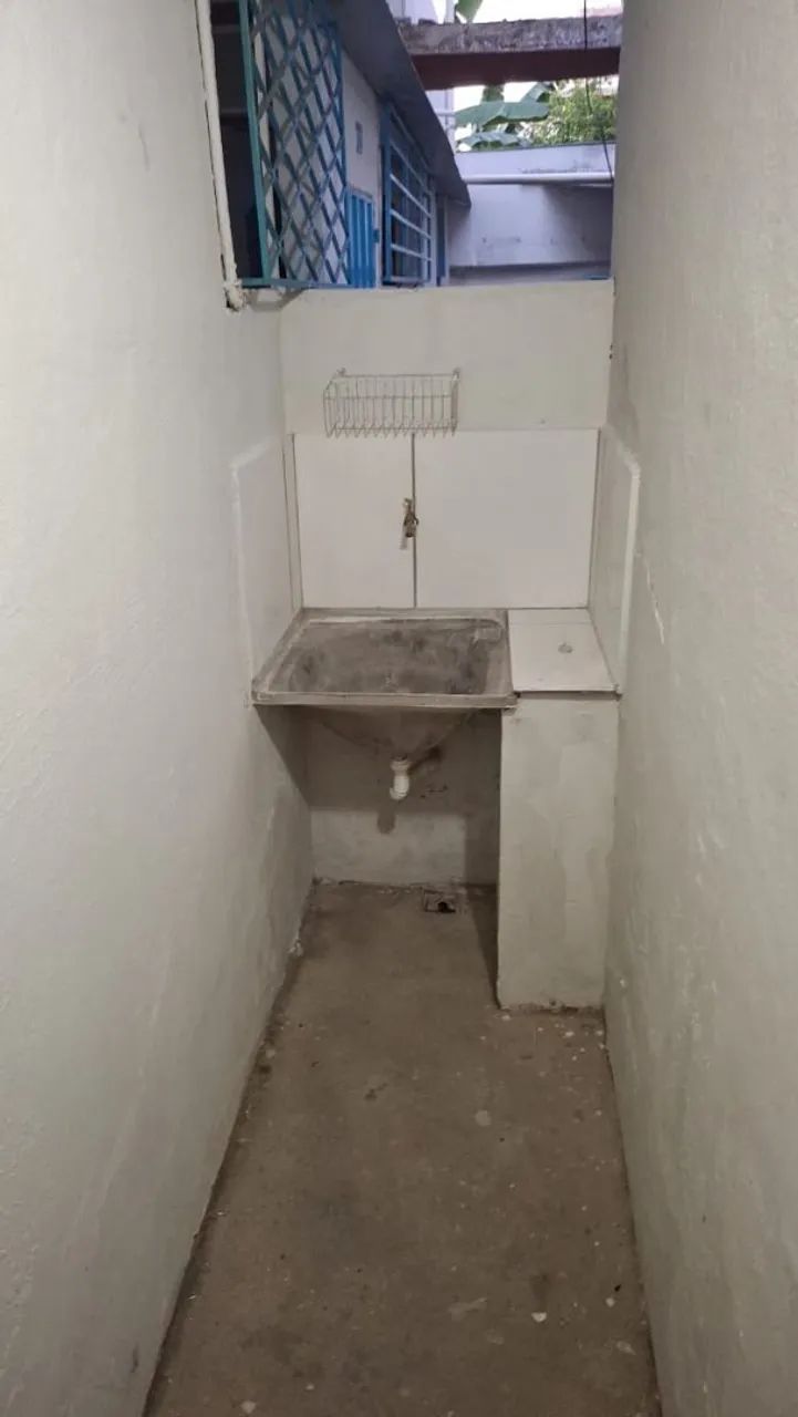 Apto tipo kitnet com quarto, cozinha, banheiro com box, pequena área de tanque - Foto 2