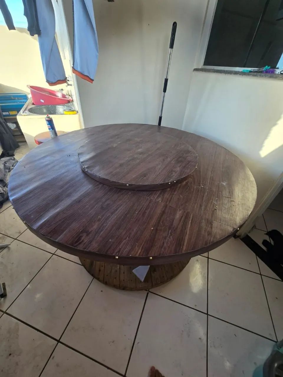 Mesa . De carretel com adega 
