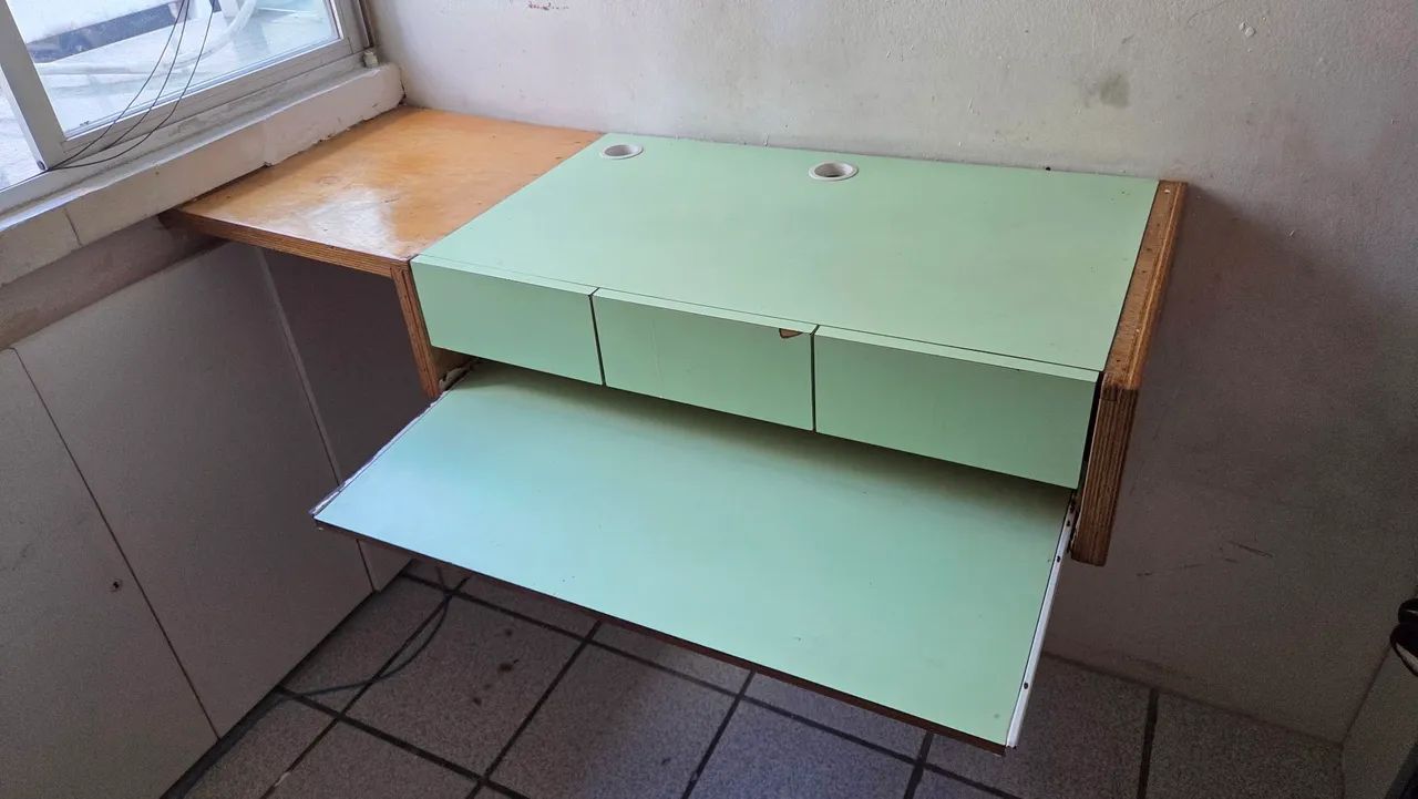 Mesa com gaveteiro (fixação na parede)