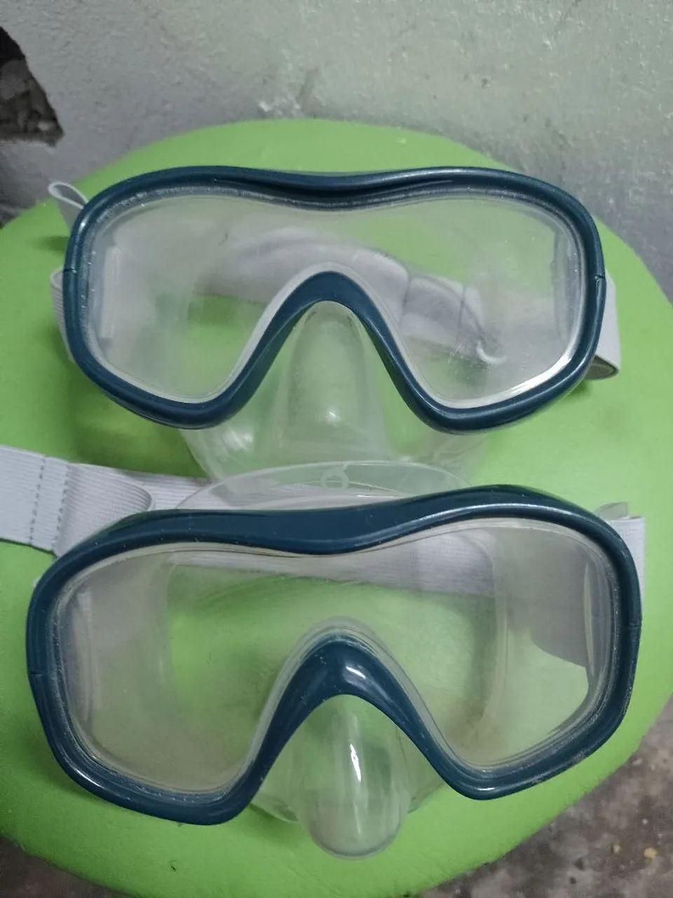 Máscaras de mergulho ou snorkel. 