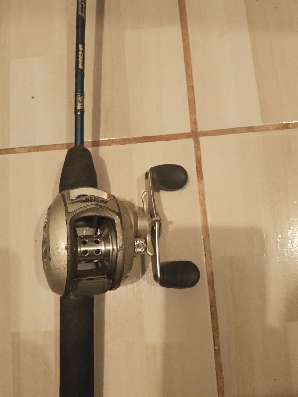 Carretilha e vara de pesca  - Foto 3