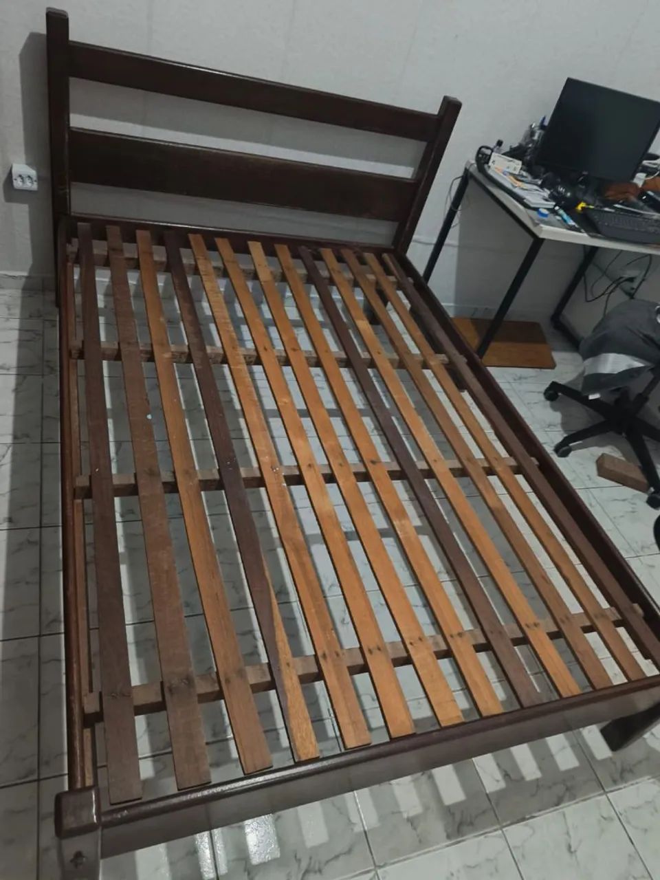 Cama de madeira maciça 