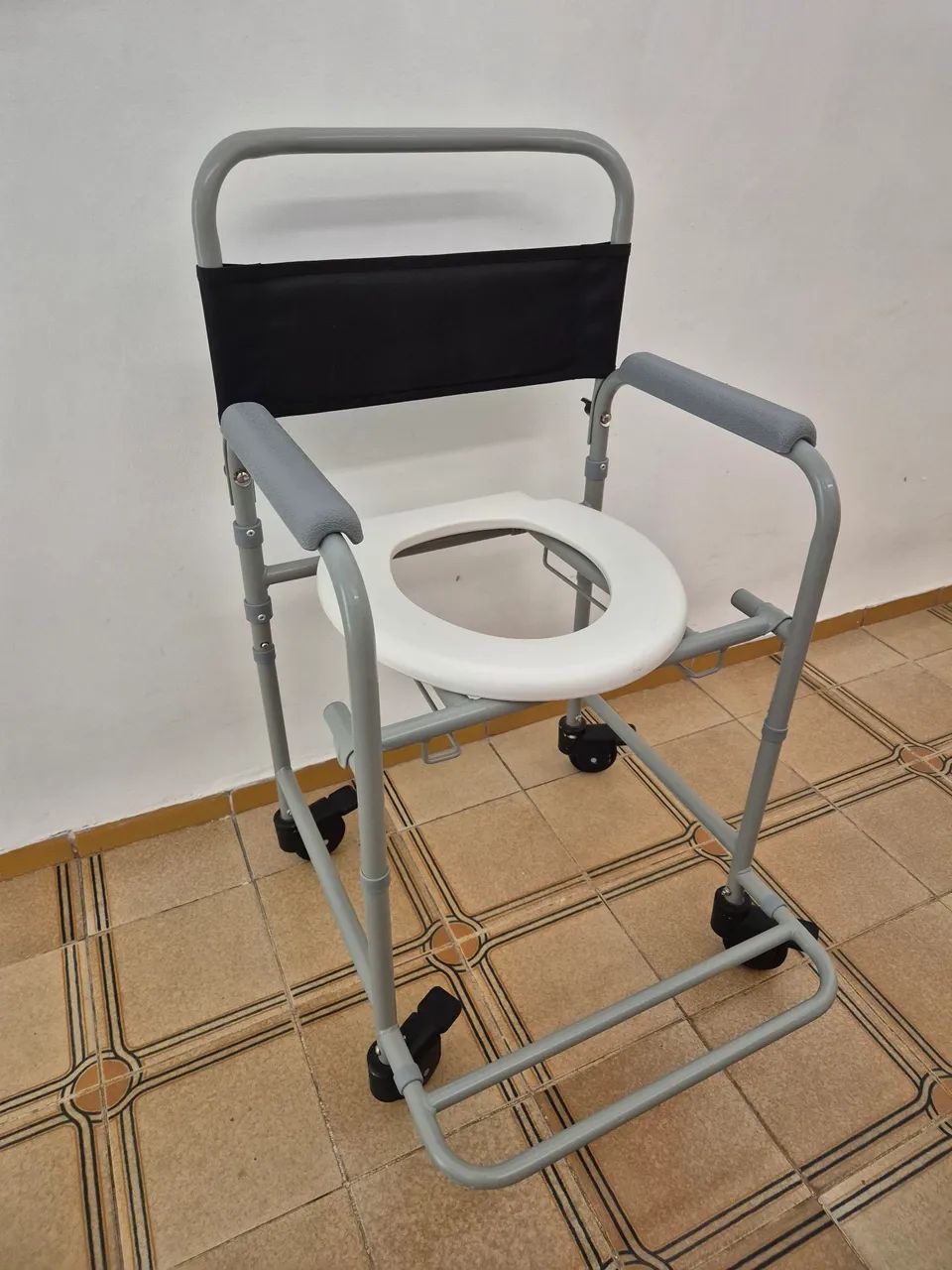 Cadeira higiênica nova - Foto 2