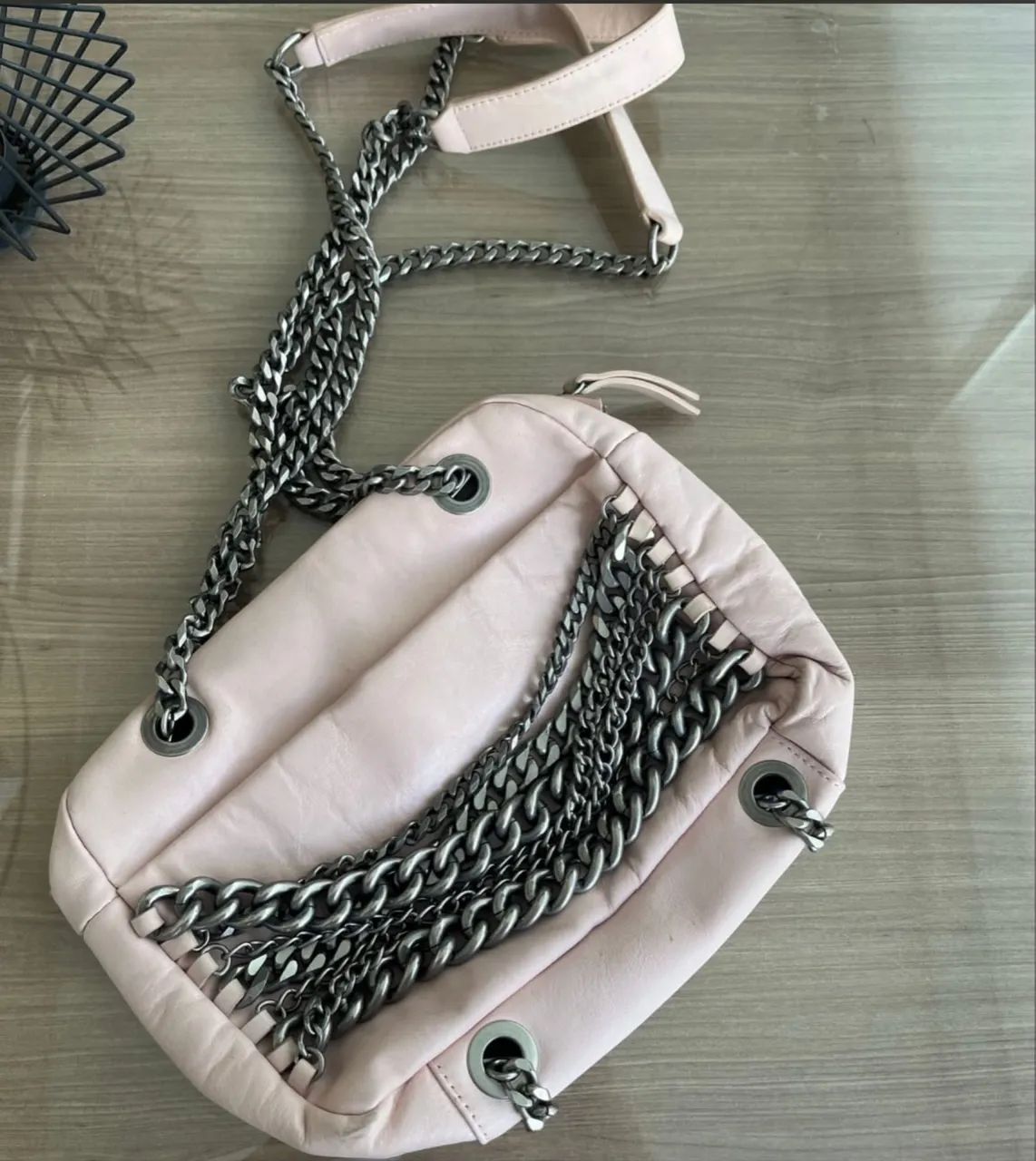 Bolsa couro rosa e correntes Zara