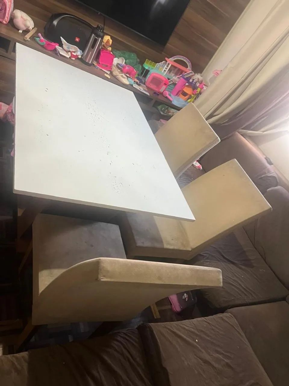Mesa de jantar e três cadeiras acochoadas - Foto 3