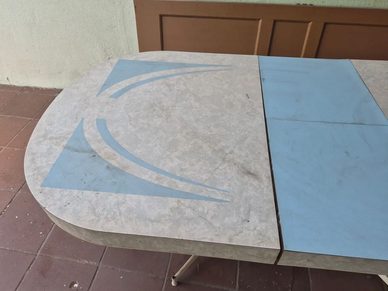 Mesa para área externa (marcas de uso mas funcional)