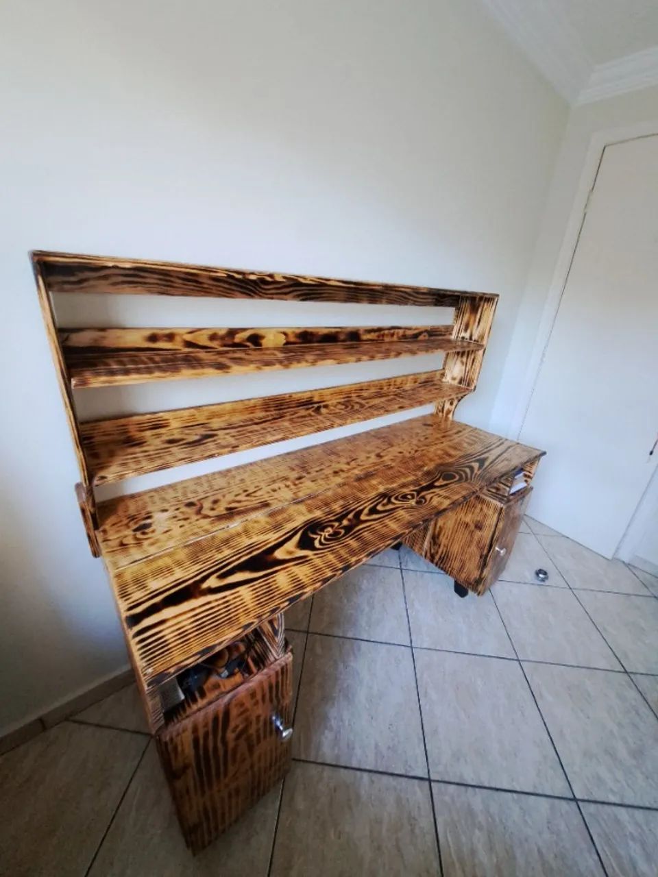Mesa de trabalho modular em madeira com estante (Avaliando ofertas) - Foto 2
