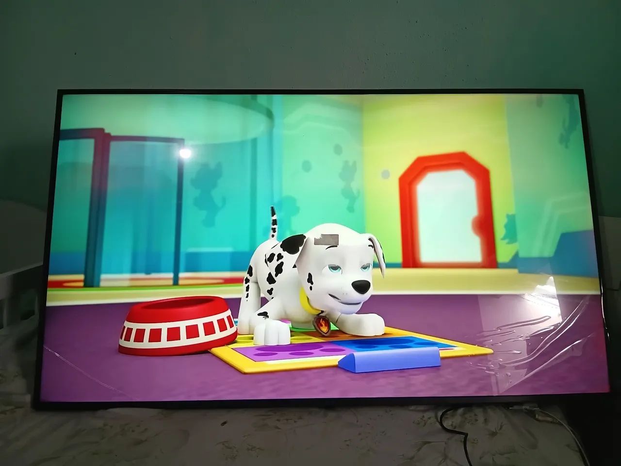 TV 55 POLEGADAS LG SMART 4k DETALHE VERMELHO NA IMAGEM PRETA  - Foto 2