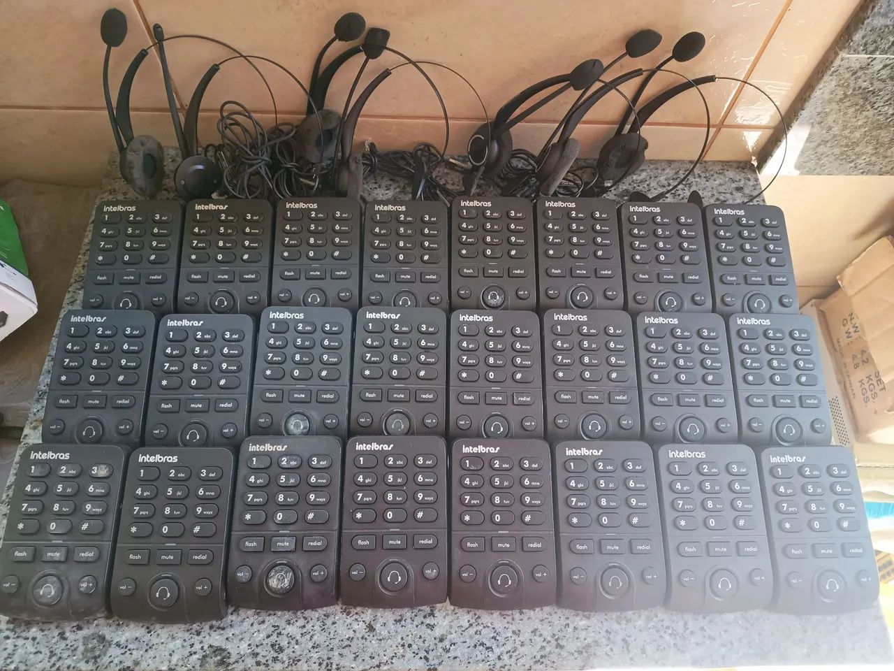 Vendo lote com 26 telefones headset sendo 20 Intelbras hsb 50 e 6 Practica T110. LEIA.