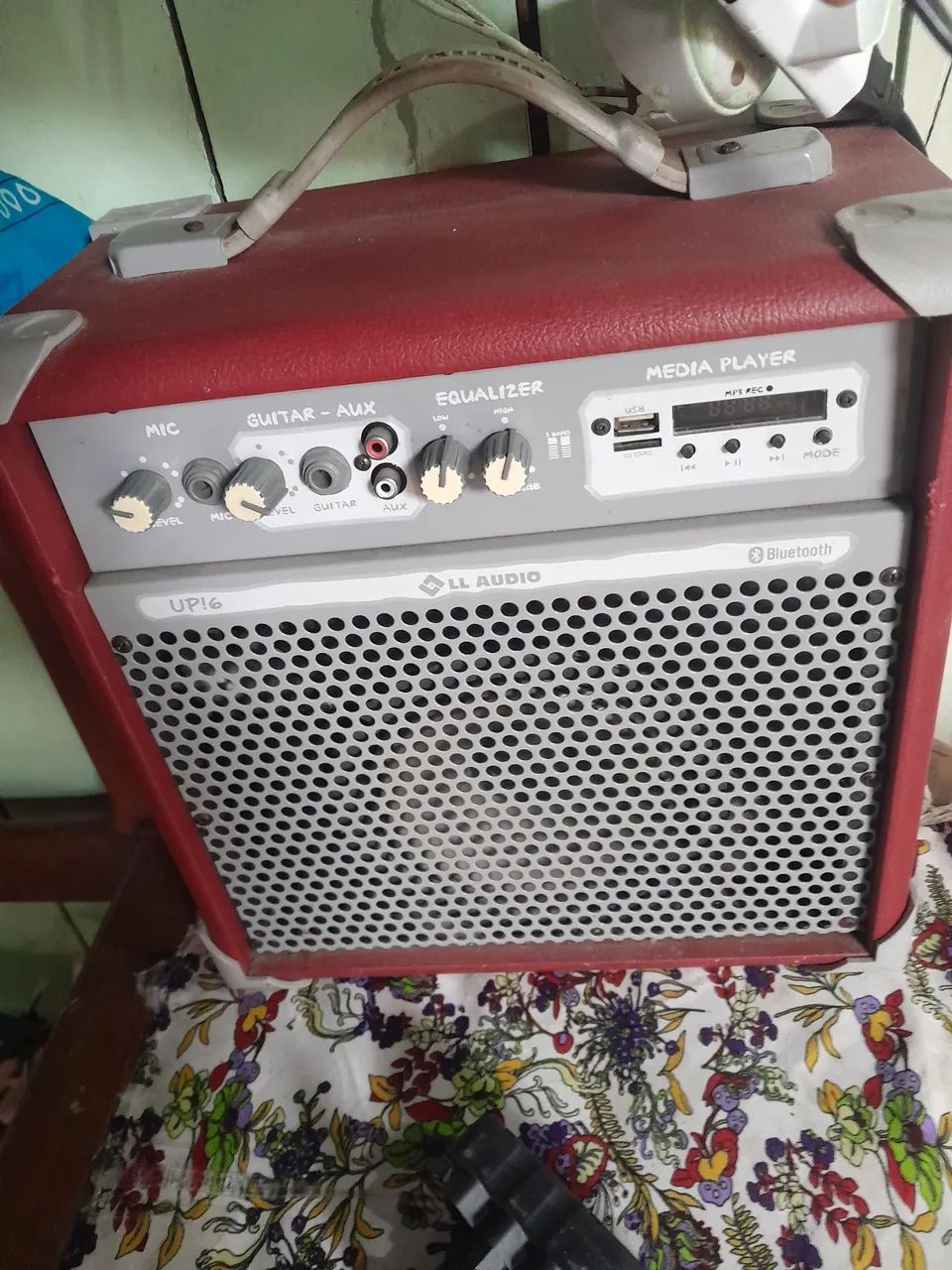 Caixa de som potente e conectar microfone!!! Perfeita 