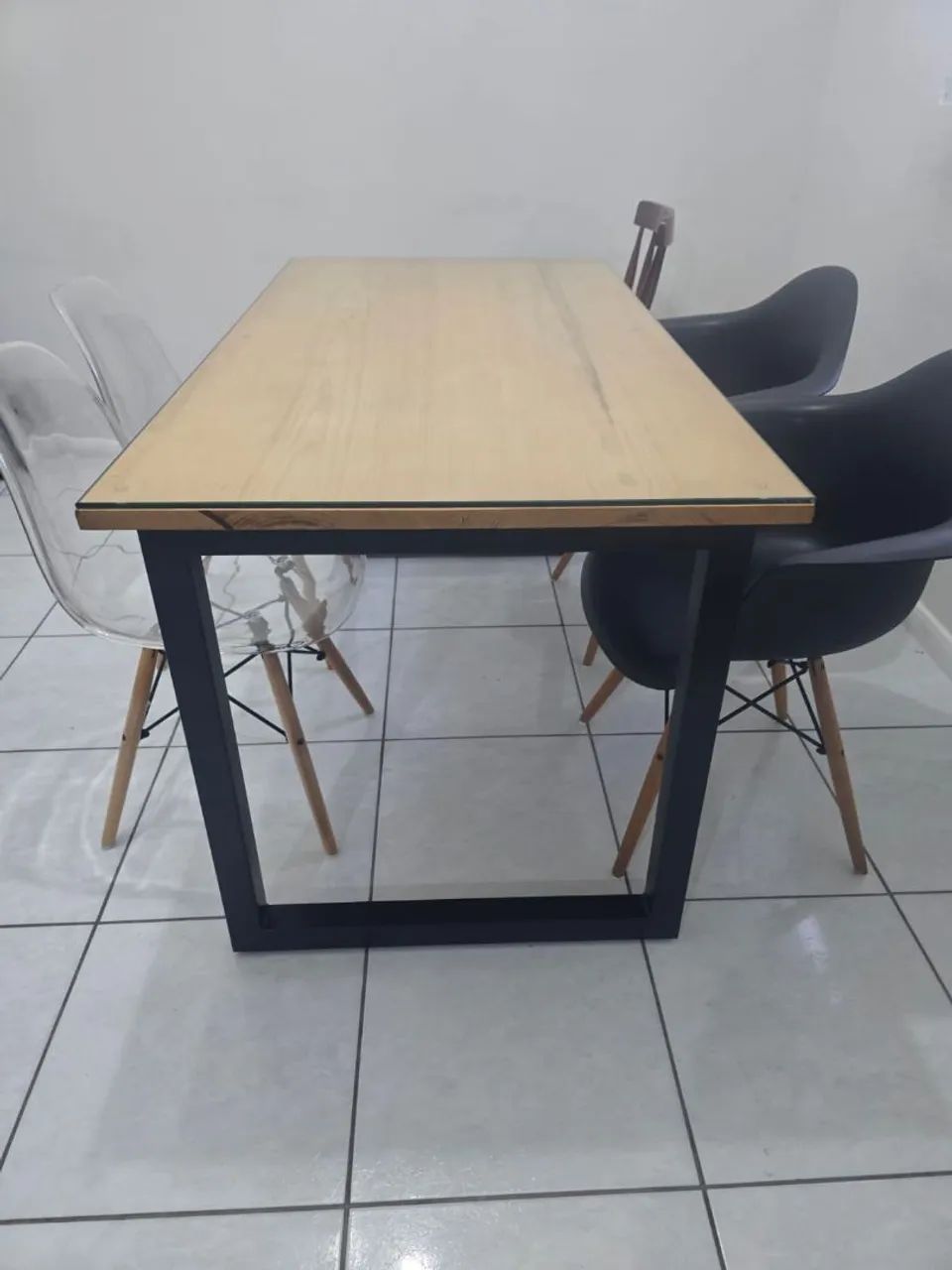 Mesa de jantar estilo industrial - esquadria de aço com madeira tratada e vidro temperado