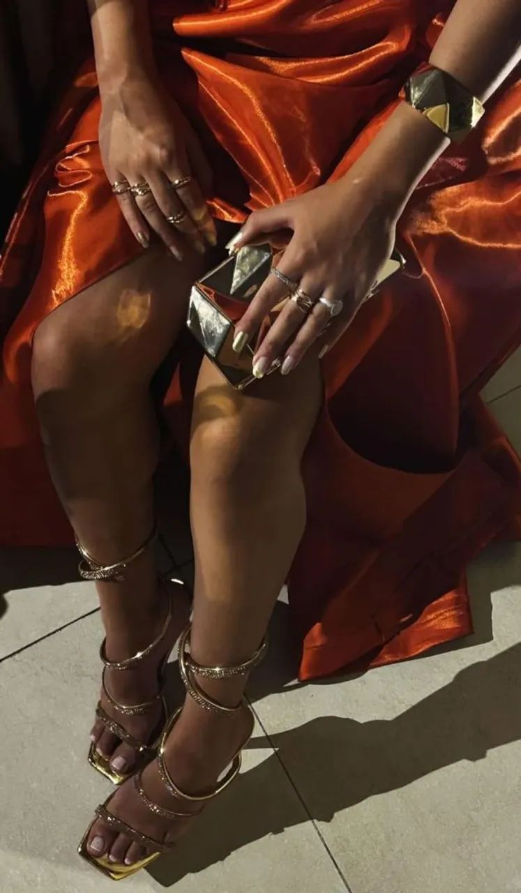 Sandália em strass dourada. - Foto 4