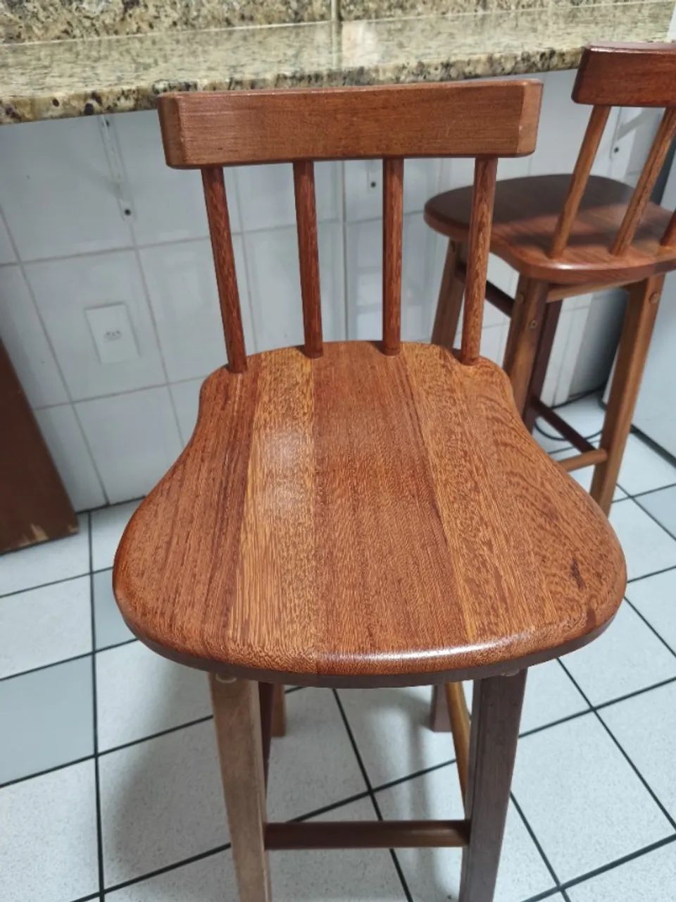 Banquetas Altas de Madeira com Encosto - Foto 2