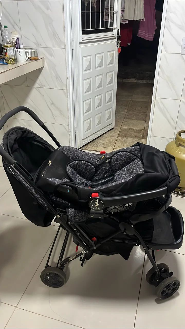 Vendo carrinho de bebê com bebê conforto  - Foto 2