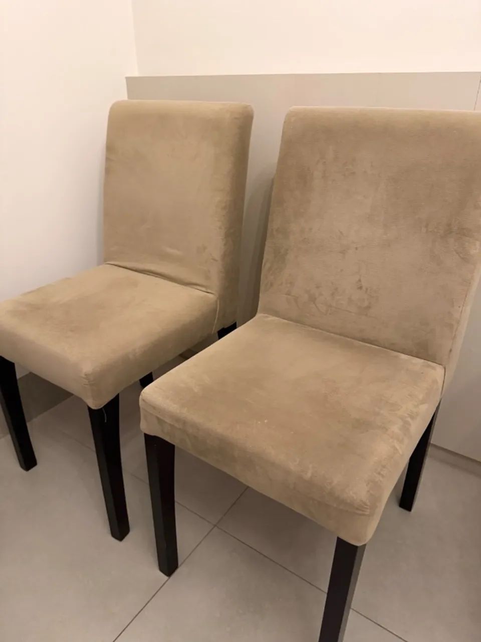 Vendo linda mesa de jantar com 5 cadeiras 