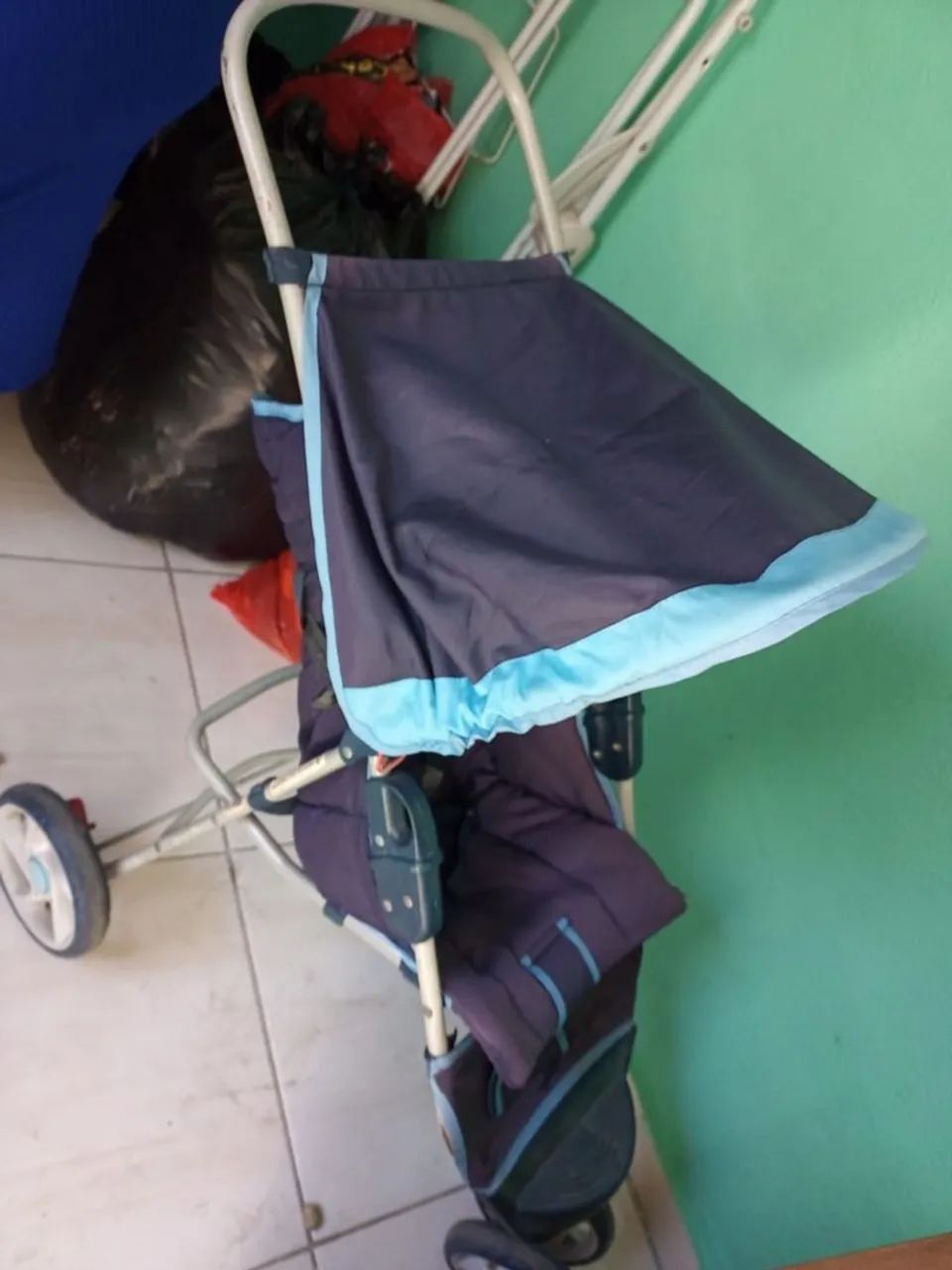 Carrinho de bebê azul
