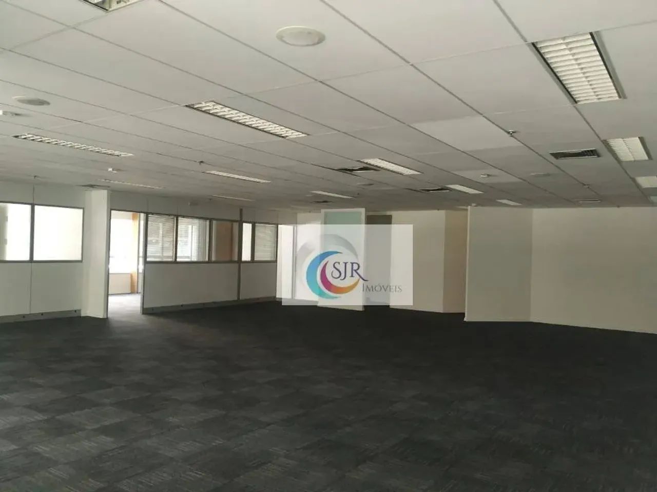 Conjunto comercial de 245 m² com 5 vagas de garagem na Avenida Paulista