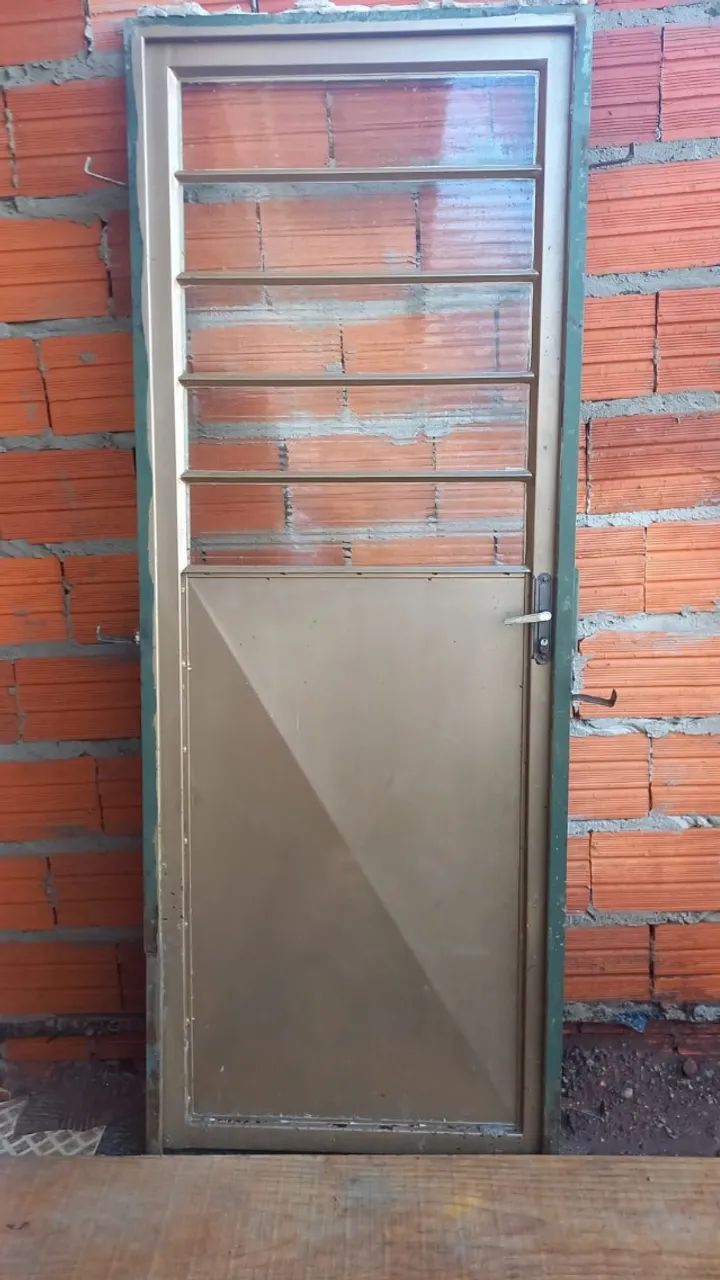 Porta de ferro e vidro com chaves