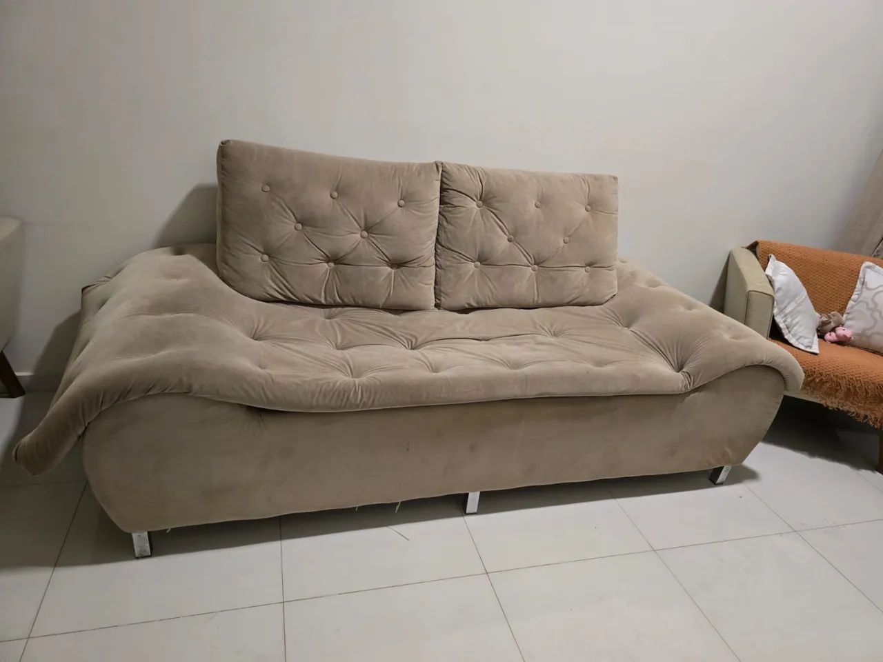Sofá três lugares 