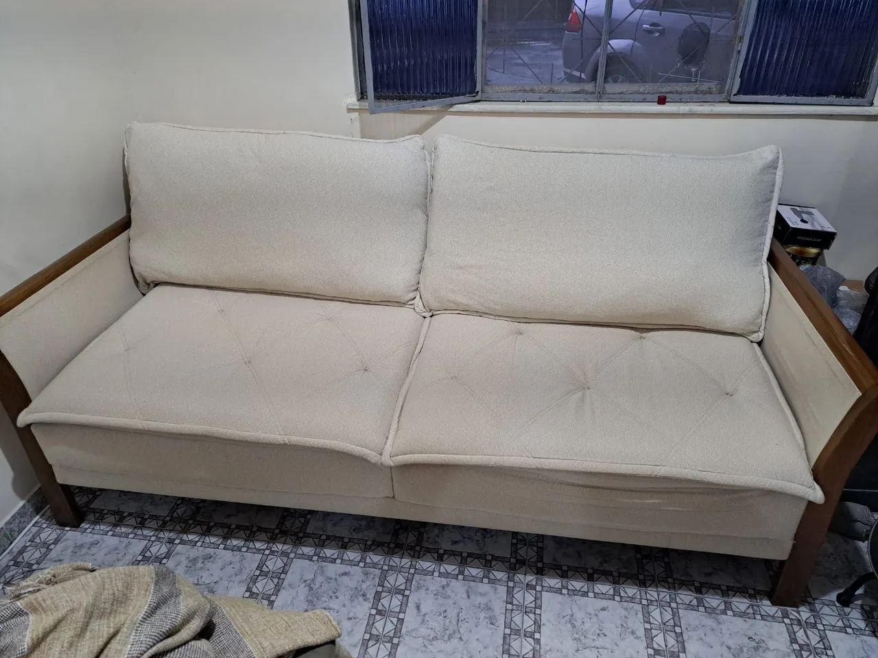 Sofá de madeira maciça, 2 metros.