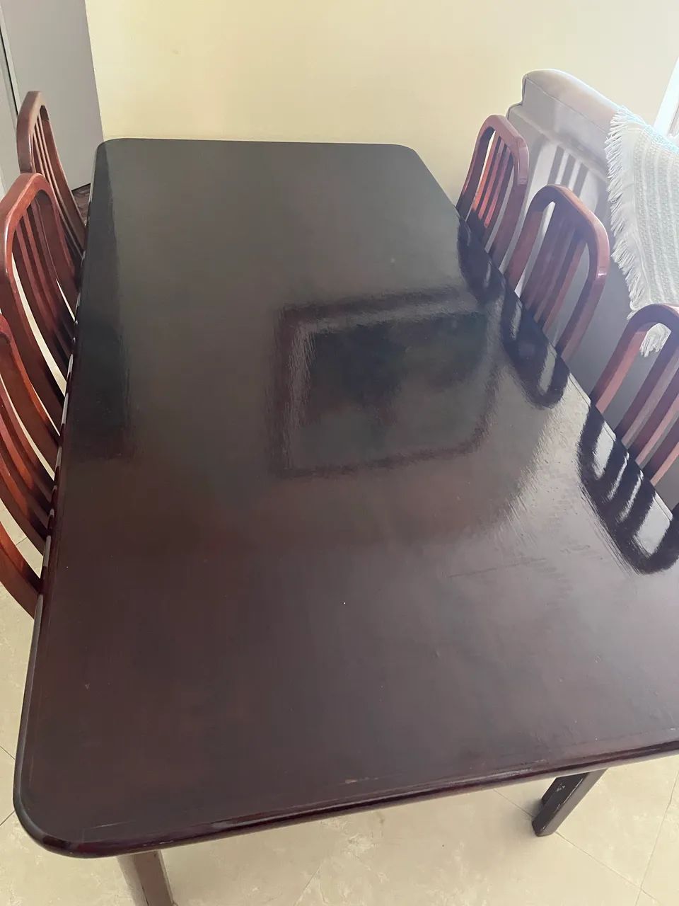 Mesa de madeira grande de 8 cadeiras.