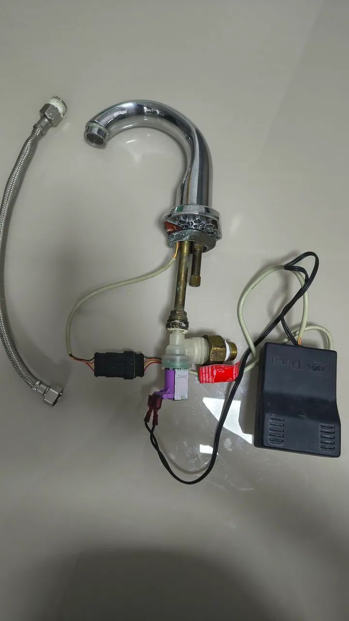 Torneira eletrônica com sensor automático da marca Deca, - Foto 2