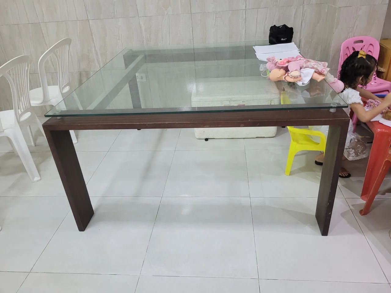 Vendo uma mesa de madeira com tampo de vidro 