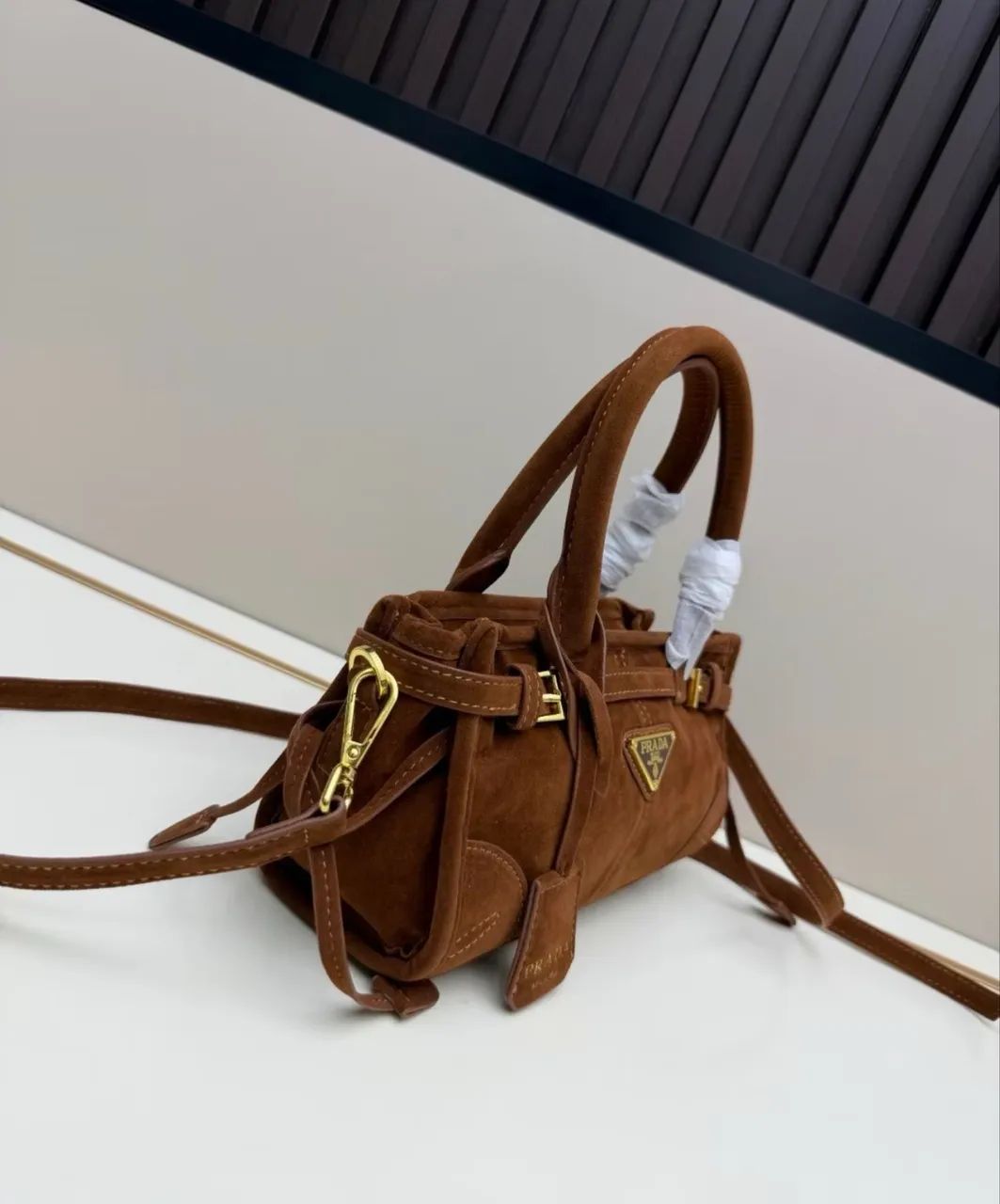 Bolsa Prada Bonnie Mini camurça marrom  - Foto 3