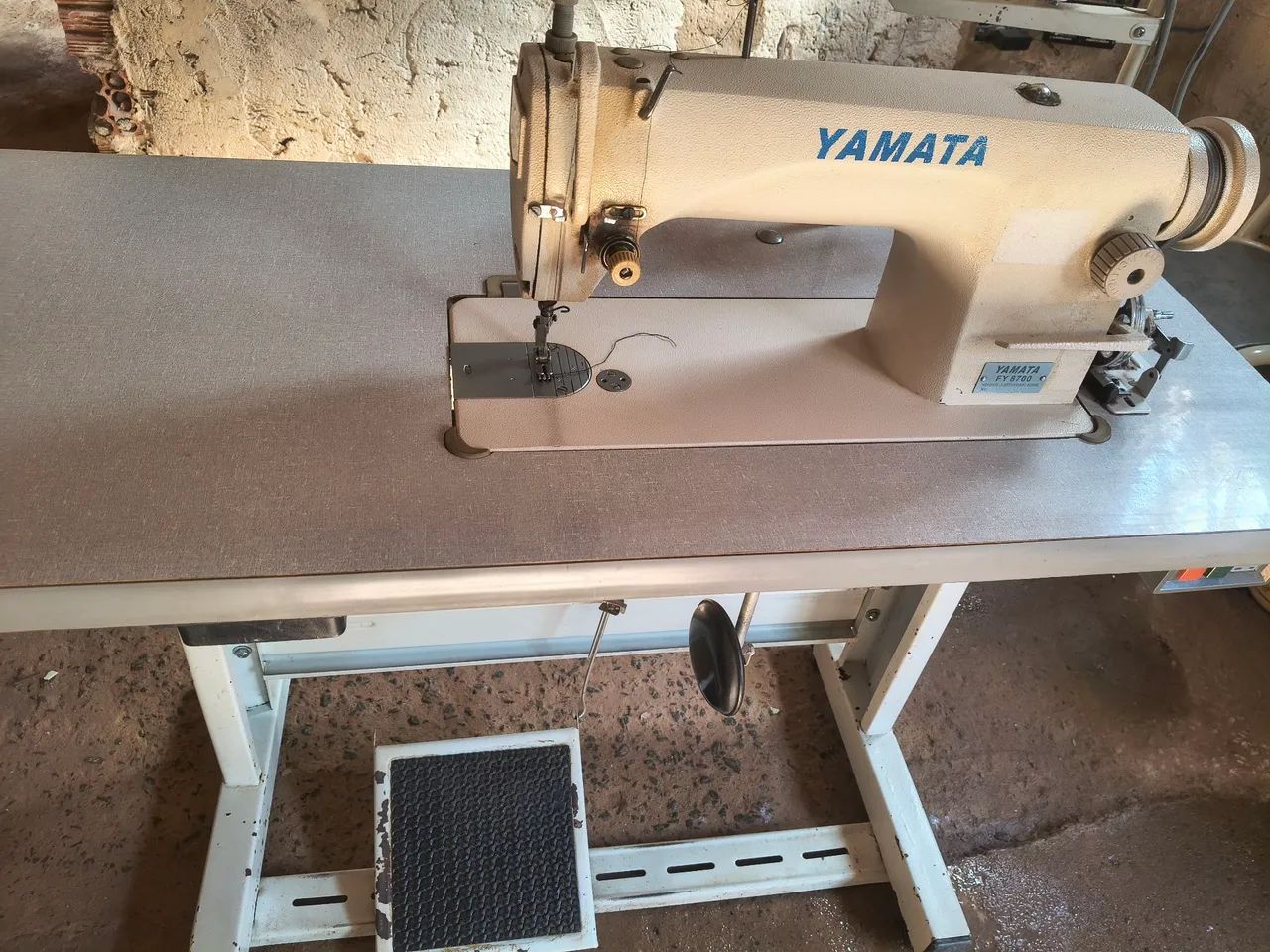 Vendo máquina de costura reta Yamata  - Foto 2