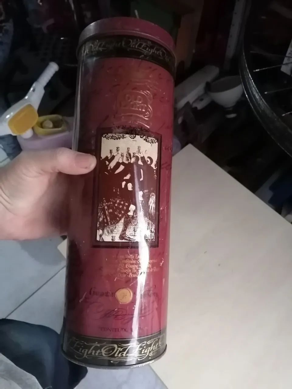 Lata antiga de bebida, vazia sem garrafa!