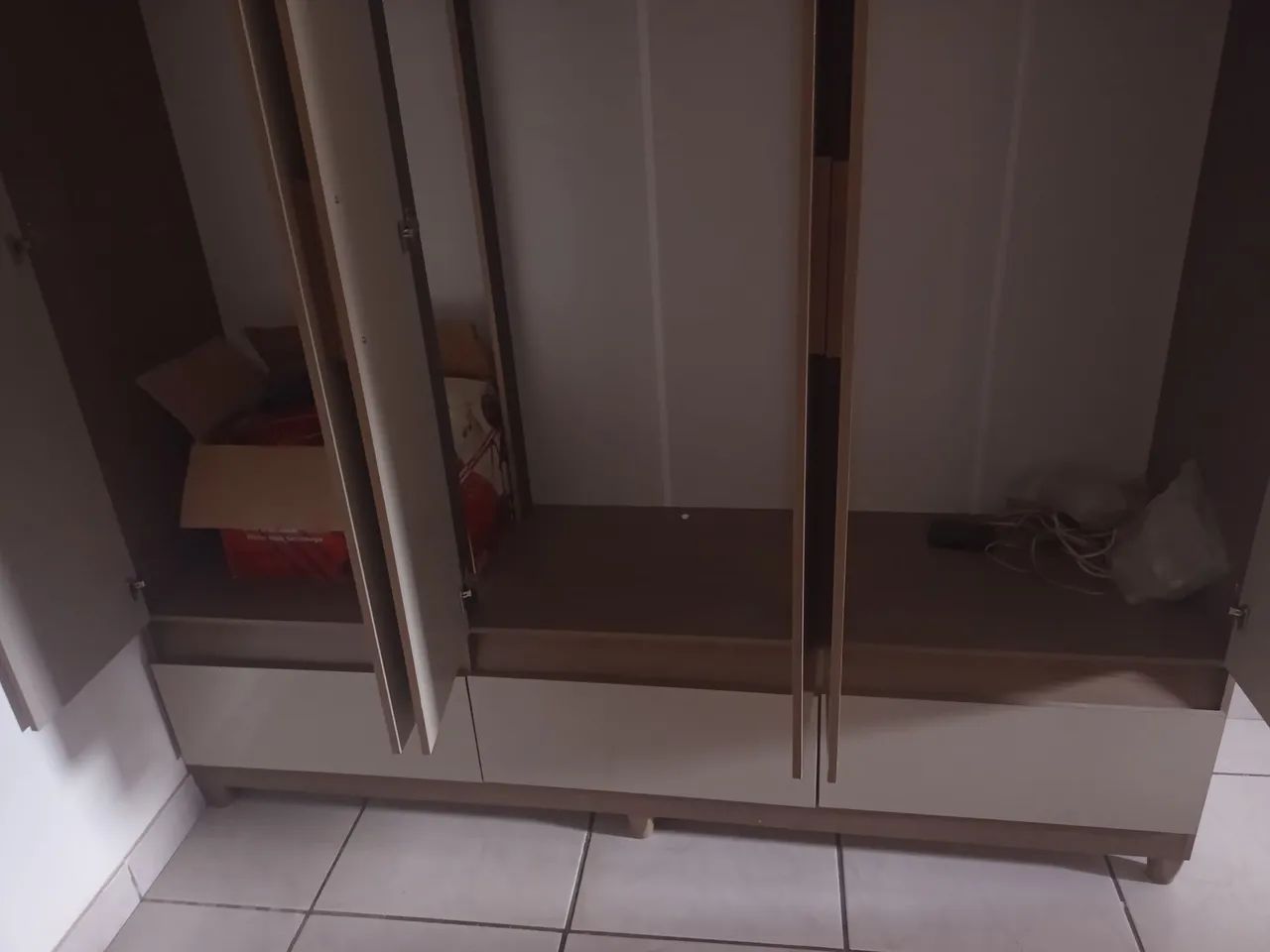Vendo guarda roupas de 6 portas e 3 gavetas  - Foto 3