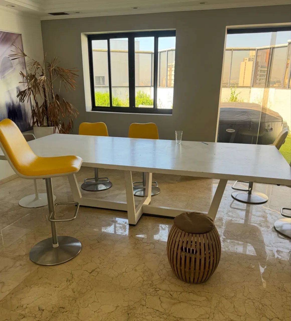 Mesa branca de jantar 10 lugares madeira maciça e design moderno 