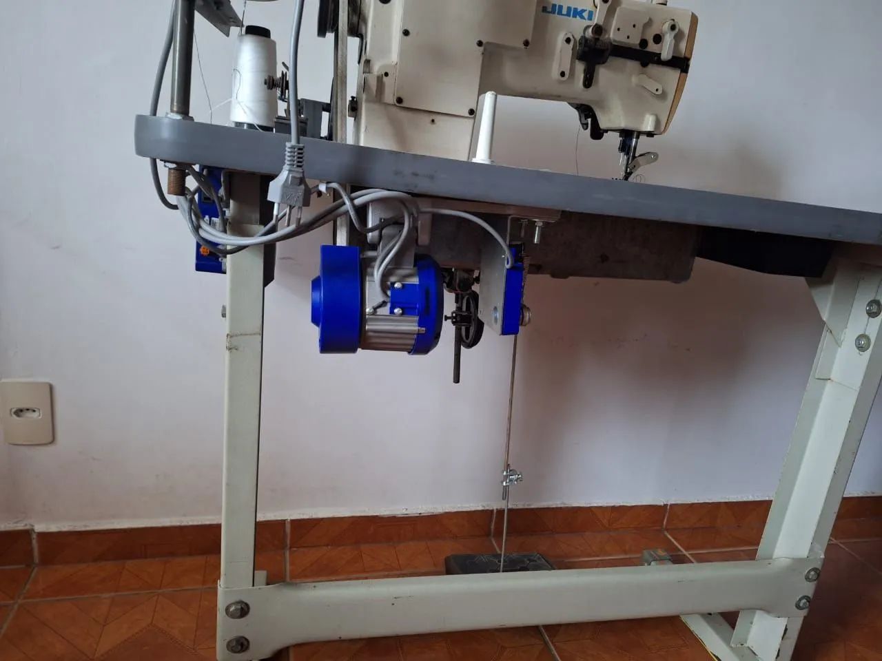 Vendo máquina duas agulhas semi nova - Foto 3