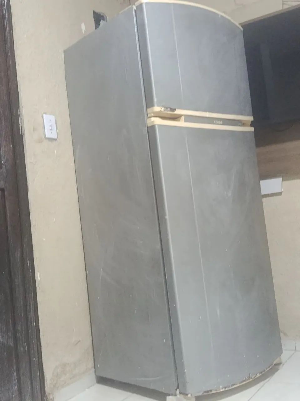 Vende-se Geladeira com defeito.