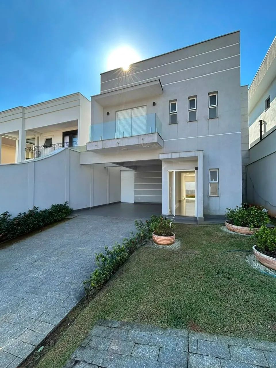 Casa Completa com Lareira, Churrasqueira e 4 Vagas de Garagem