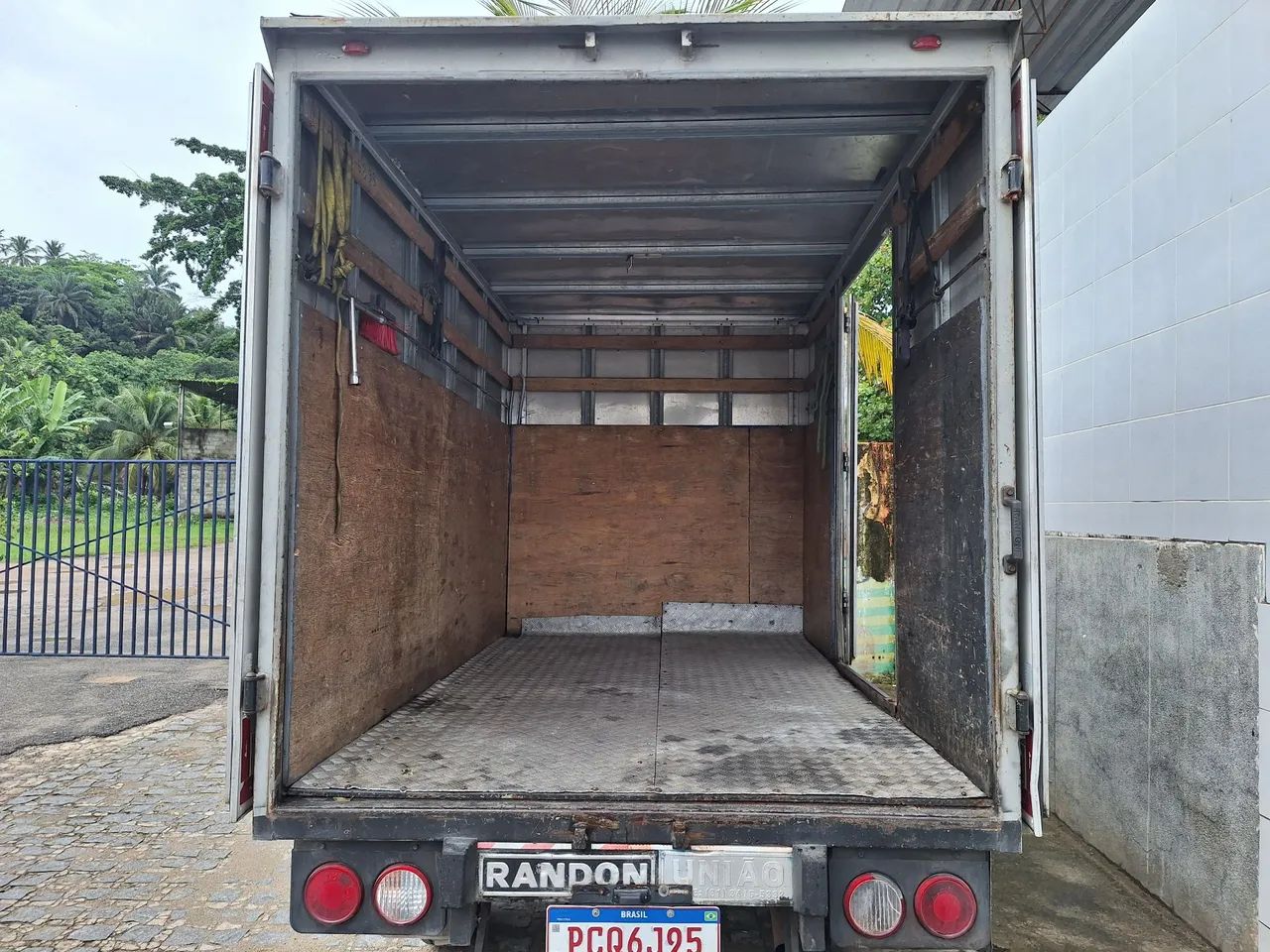 KIA Bongo UK 2500 Baú Randon carga seca 2. dono toda revisada e com pneus novos  - Foto 13