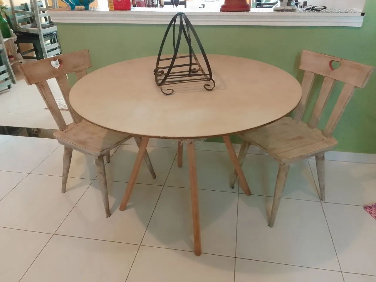 Mesa de jantar  com 2 cadeiras seminova