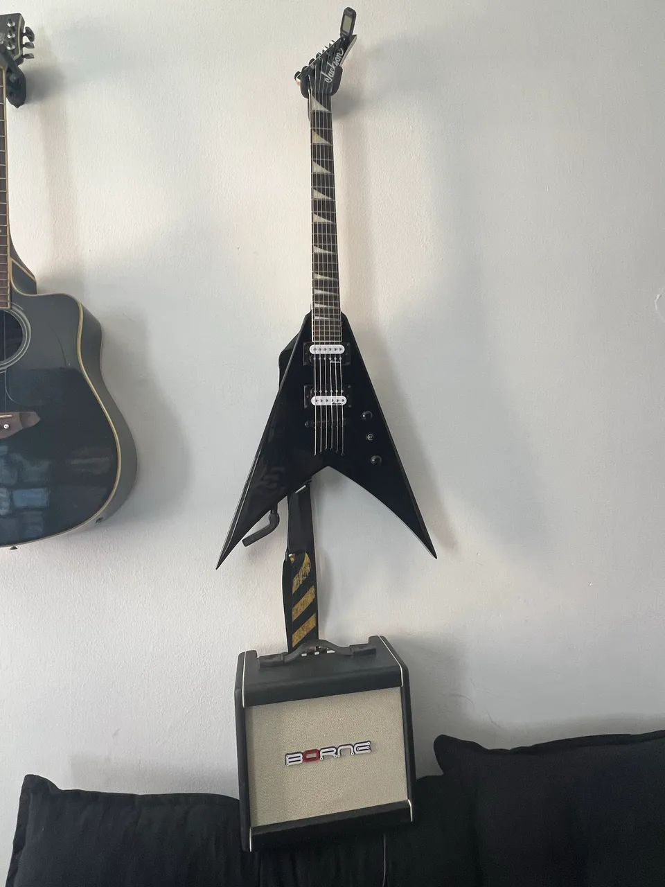Guitarra Jackson Fly V + Amp Borne