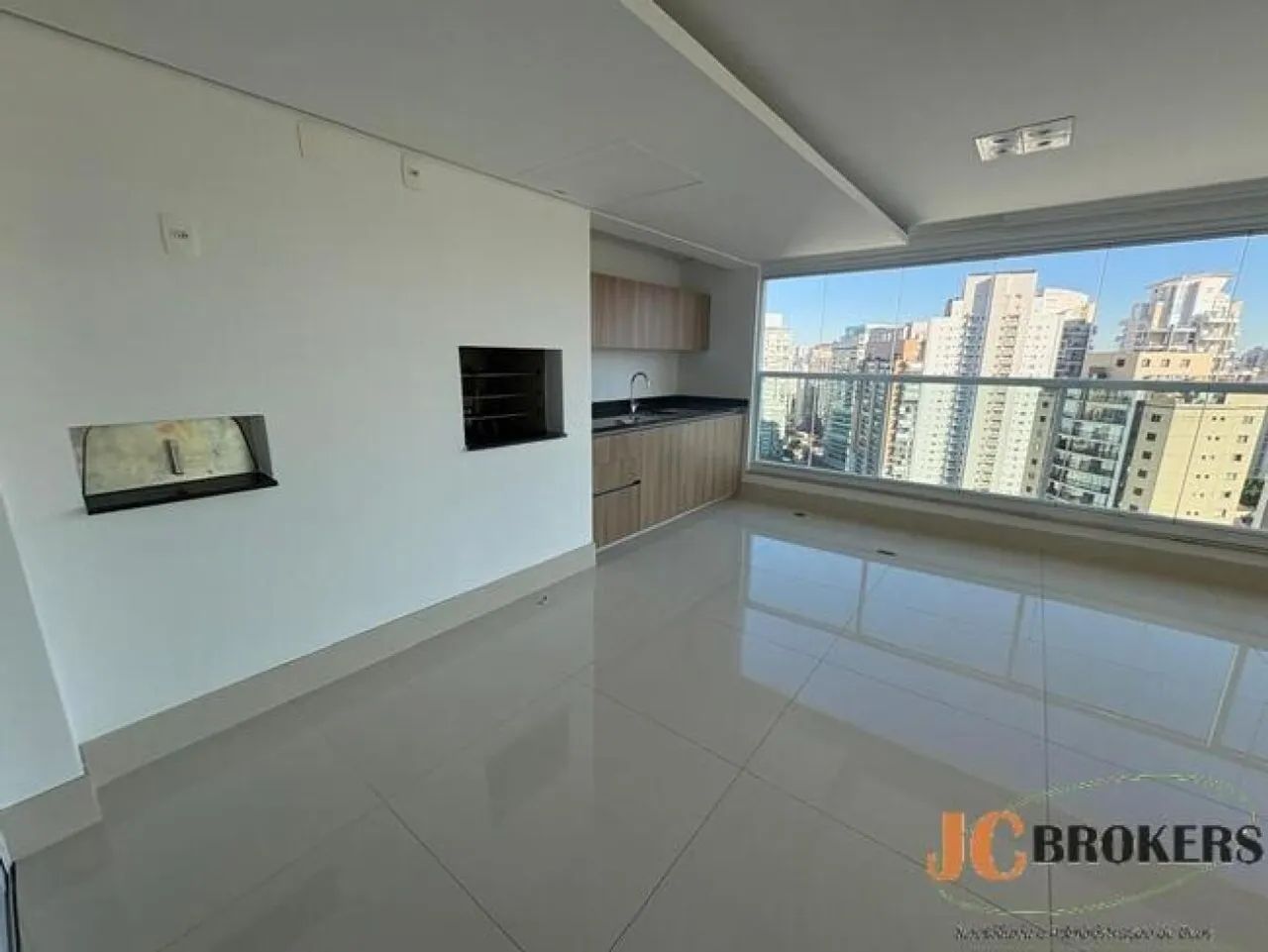 Apartamento com 335m² de área útil, 4 dormitórios sendo 3 suítes, 4 vagas - Foto 3