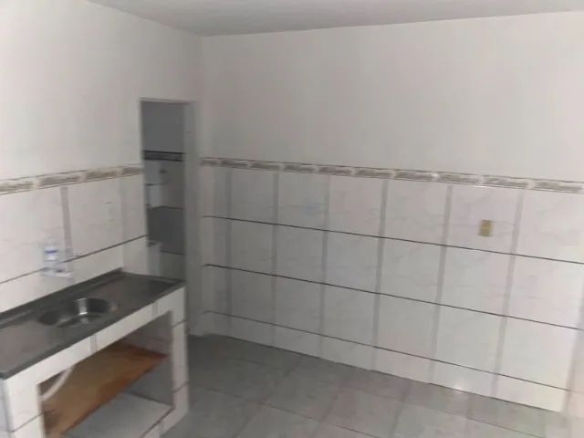 ALUGO CASA 2 QUARTOS E VARANDA GRANDE - Foto 2