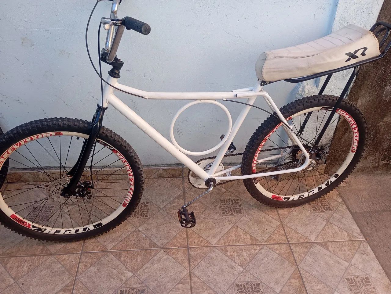 Bicicleta Monark branca aro 26, freio a disco - Foto 2