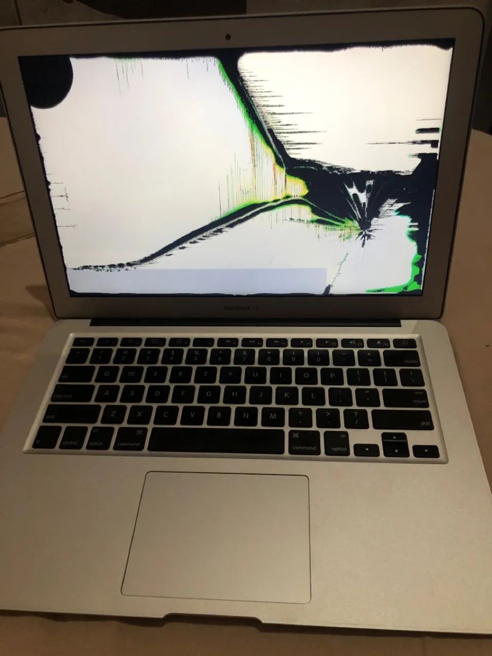 MacBook Air 13 -2010 (tela quebrada mais funcionando normalmente)