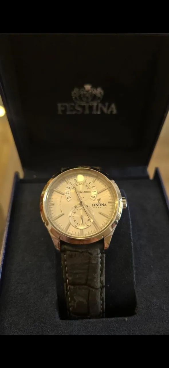 Relógio festina na caixa com documentos